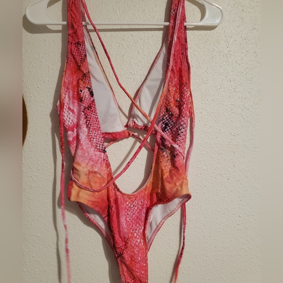 One piece swimsuit - Picture 7 of 8